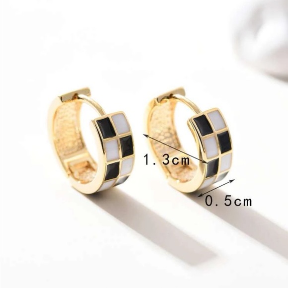 ✨ Checkered Huggie Hoop Earrings - Picture 6 of 8